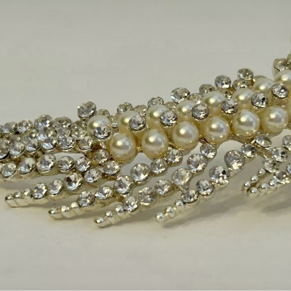 Large Silver Pearl and Crystal
Rhinestones Hair Comb Formal Occasions - Picture 5 of 10
